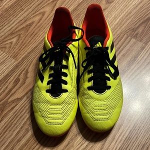 Boys adidas predator cleats - size 4- soccer cleats